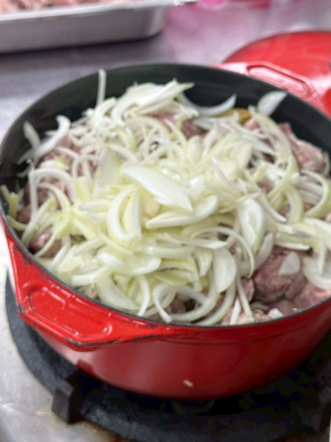 醃好的肉上面再放入洋蔥等