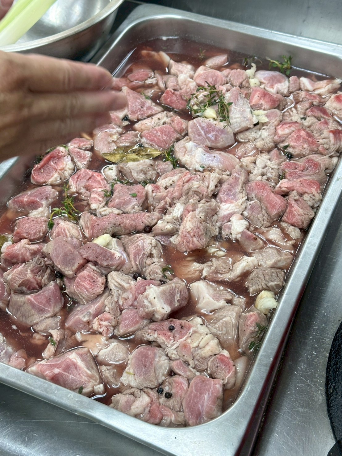 醃好的肉配上巴西里