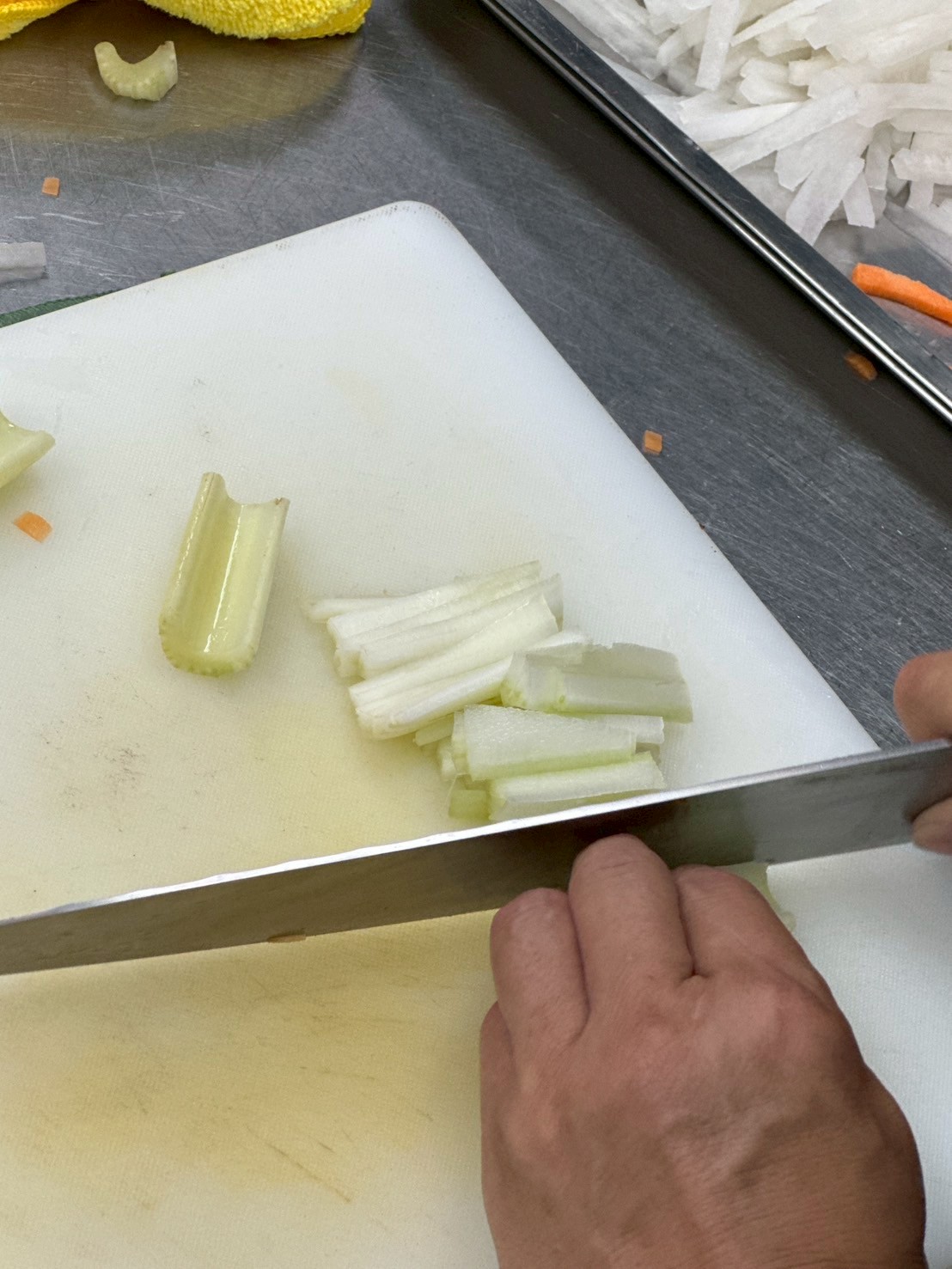 切4公分的芹菜