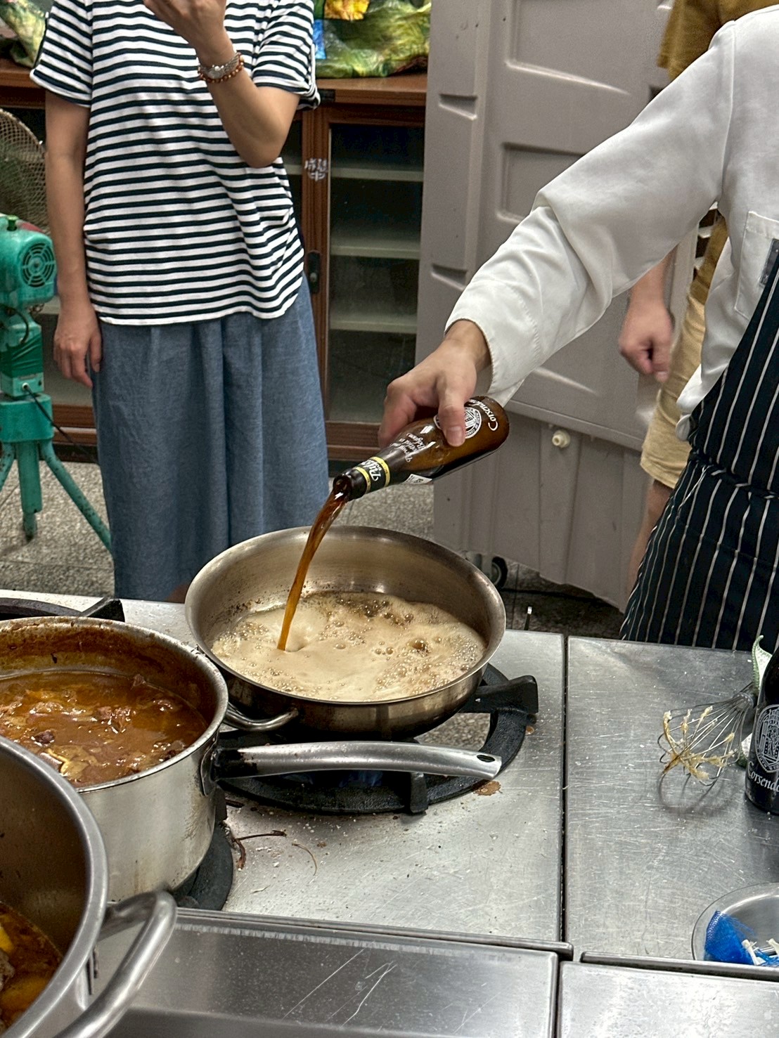 加啤酒進焦糖裡