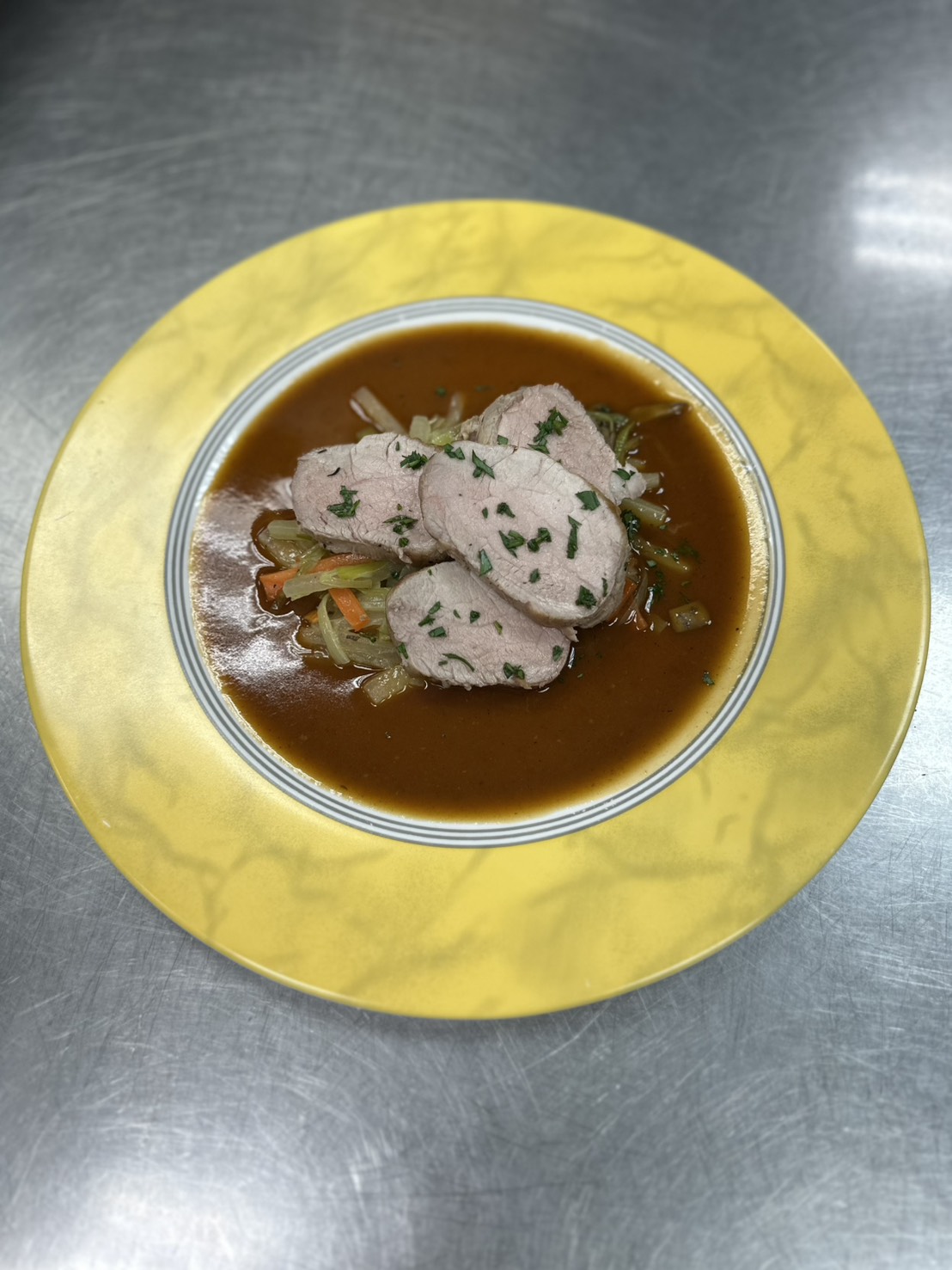 阿爾隆式豬菲力佐酸甜啤酒醬與田園蔬菜 (Pork Tenderloin à l'Arlonaise with Vegetables)