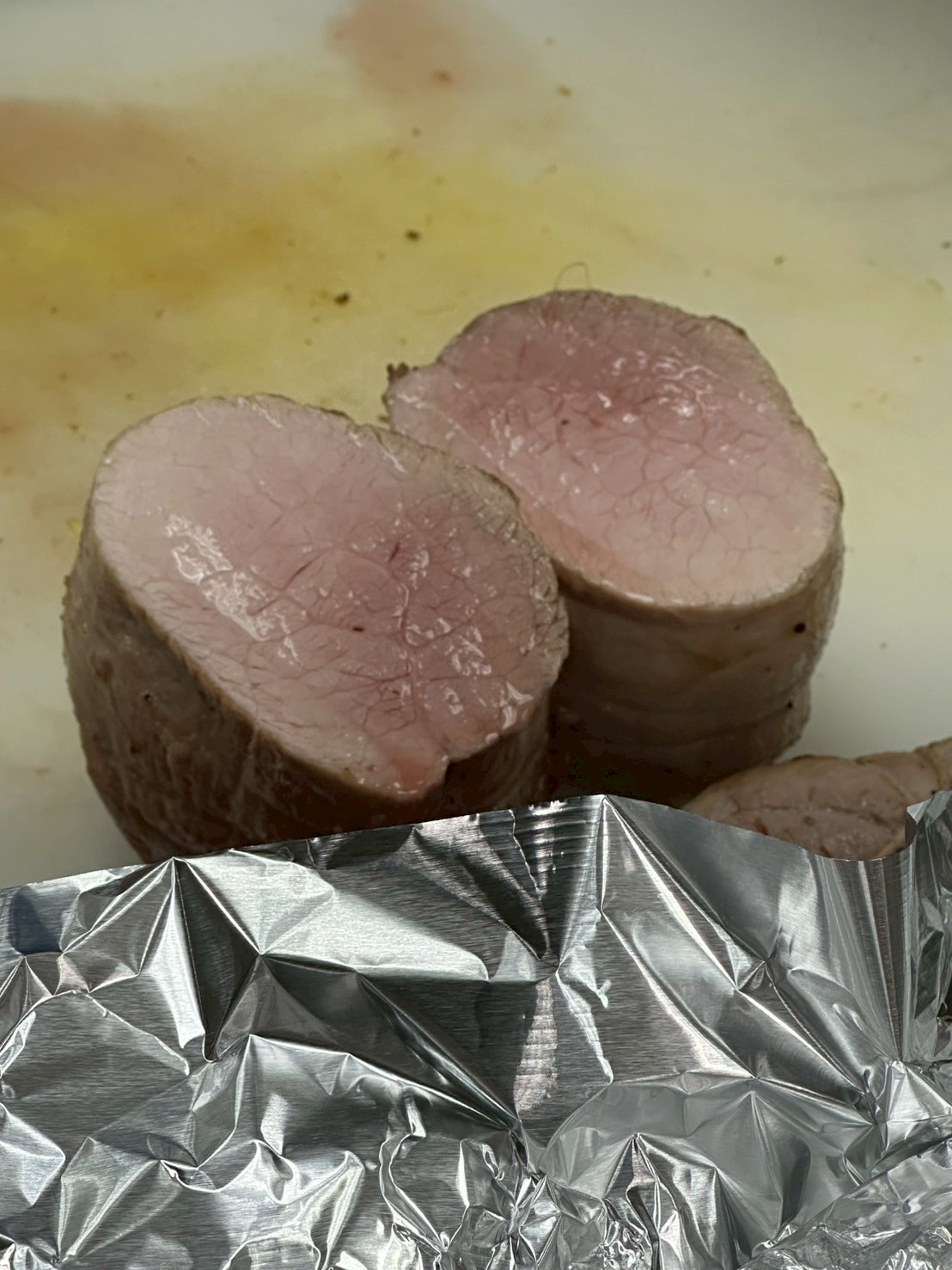 烤好的豬肉裡面會有水分