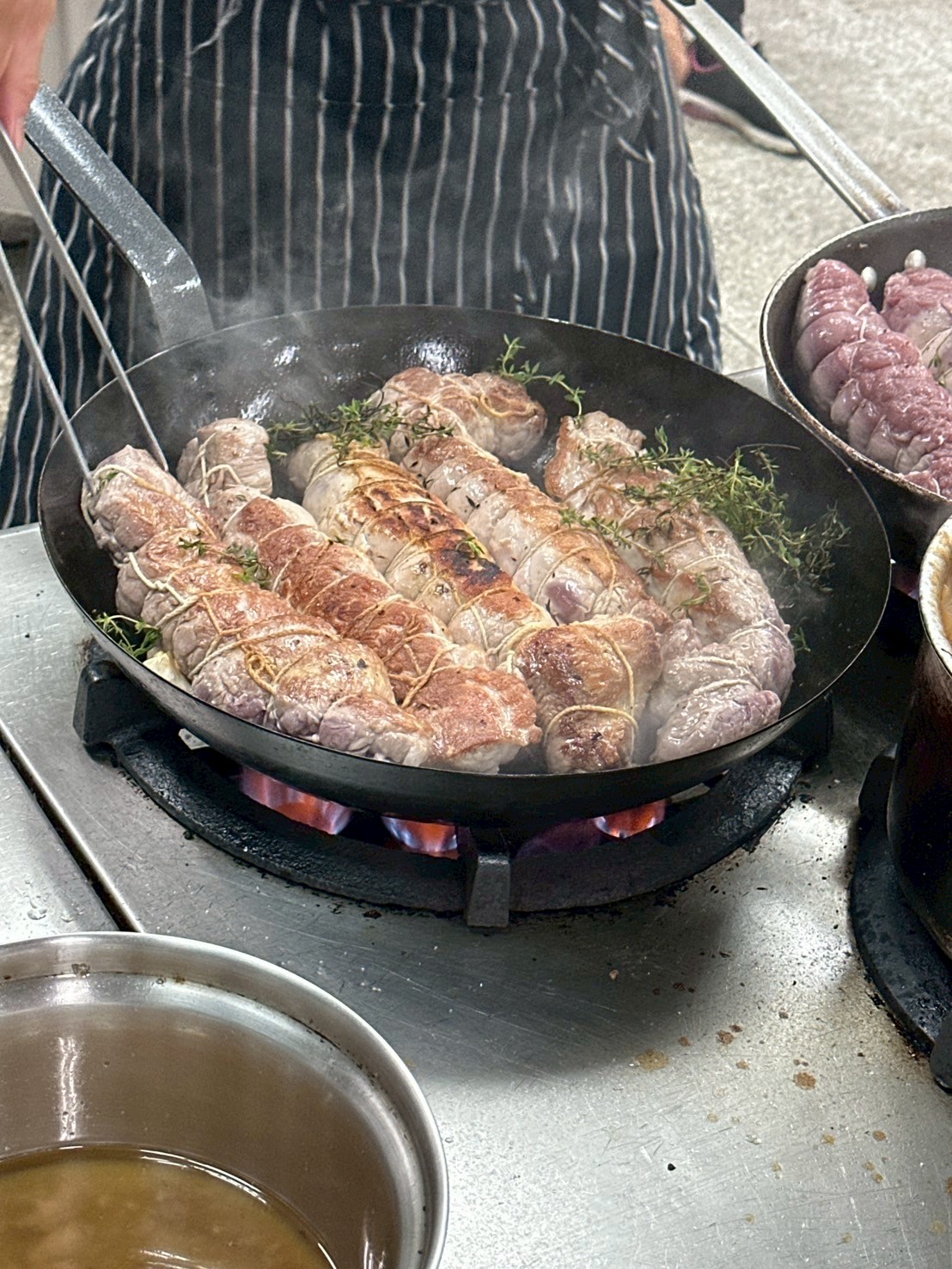 煎好的肉放百里香調味