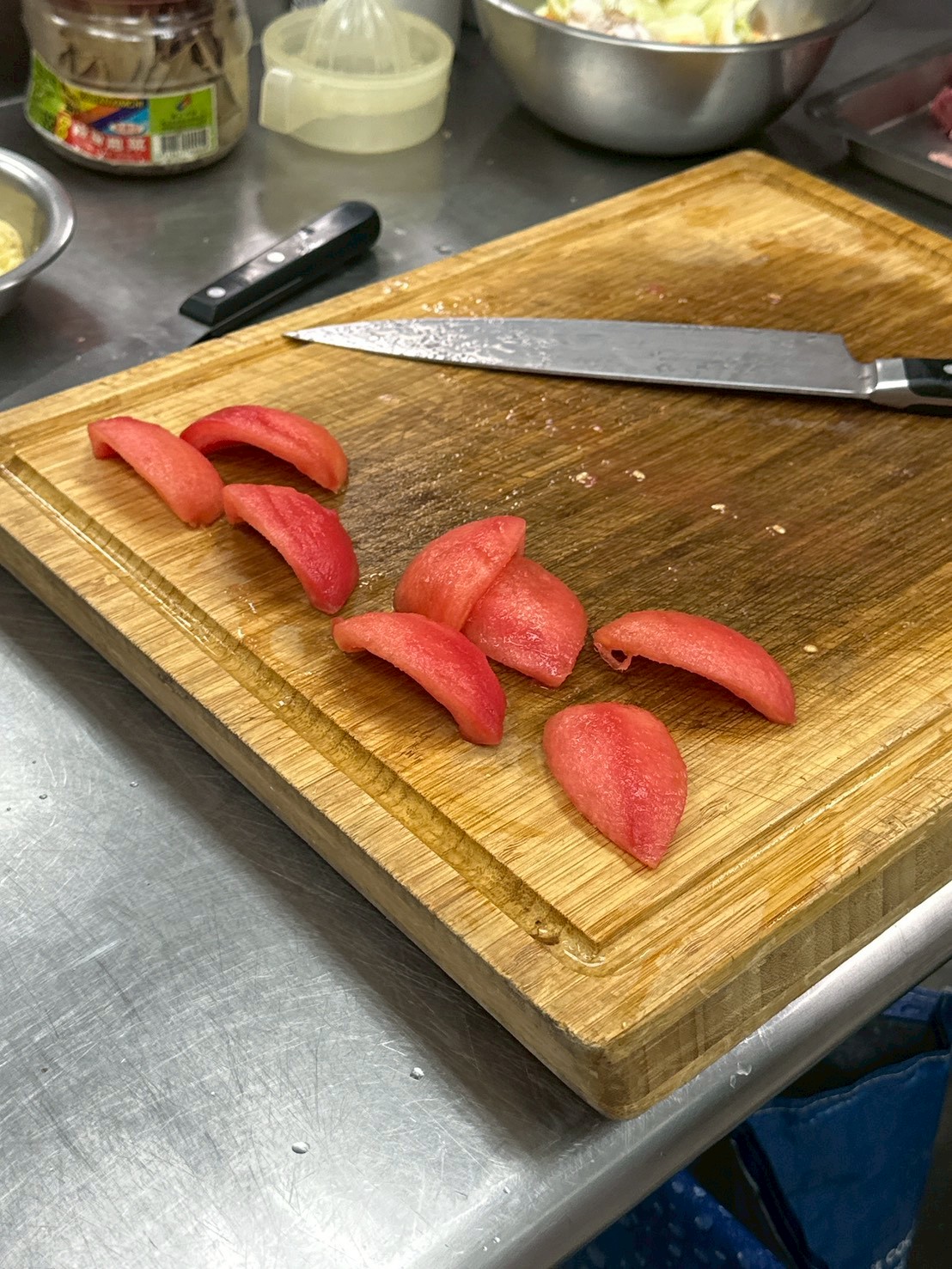 切下番茄的外皮裝飾用