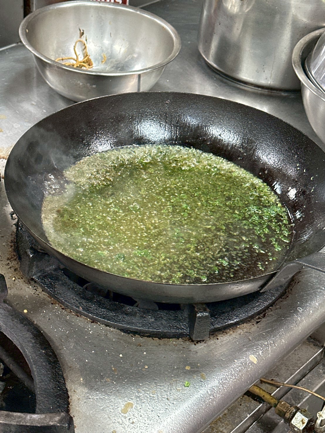 奶油和檸檬汁和巴西里