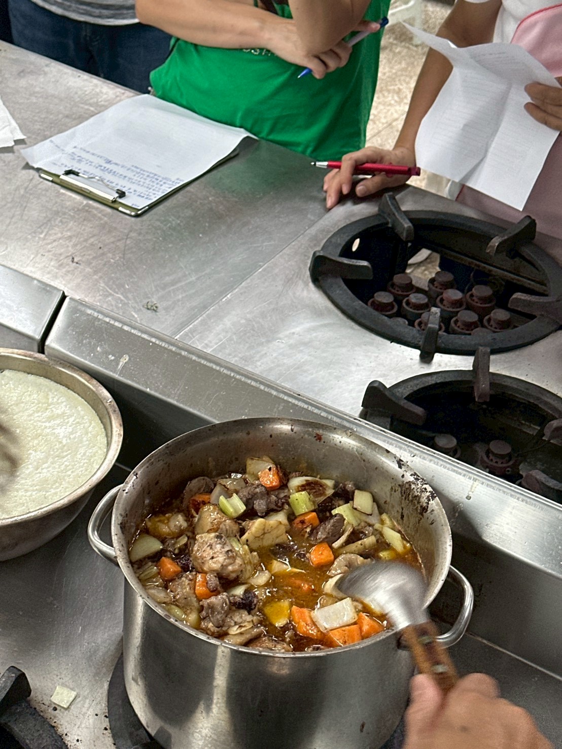 將煎好的雞肉蔬菜放入牛褐色湯熬煮