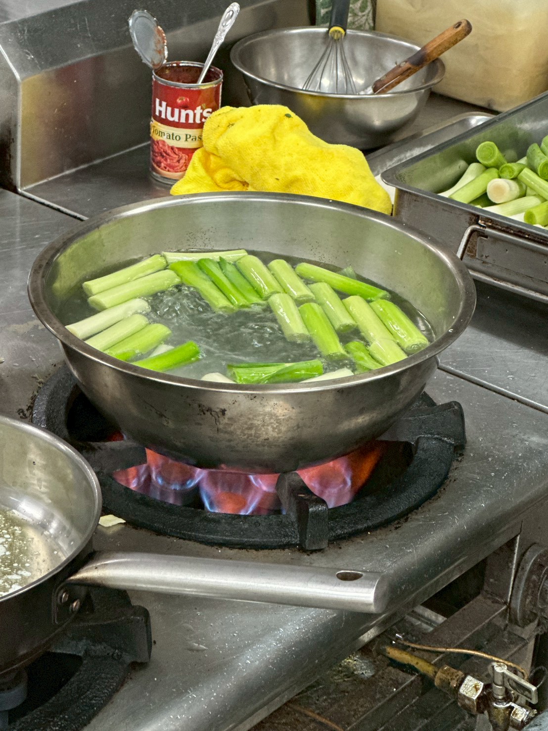 滾水後把韭蔥丟下去燙記得要先加鹽