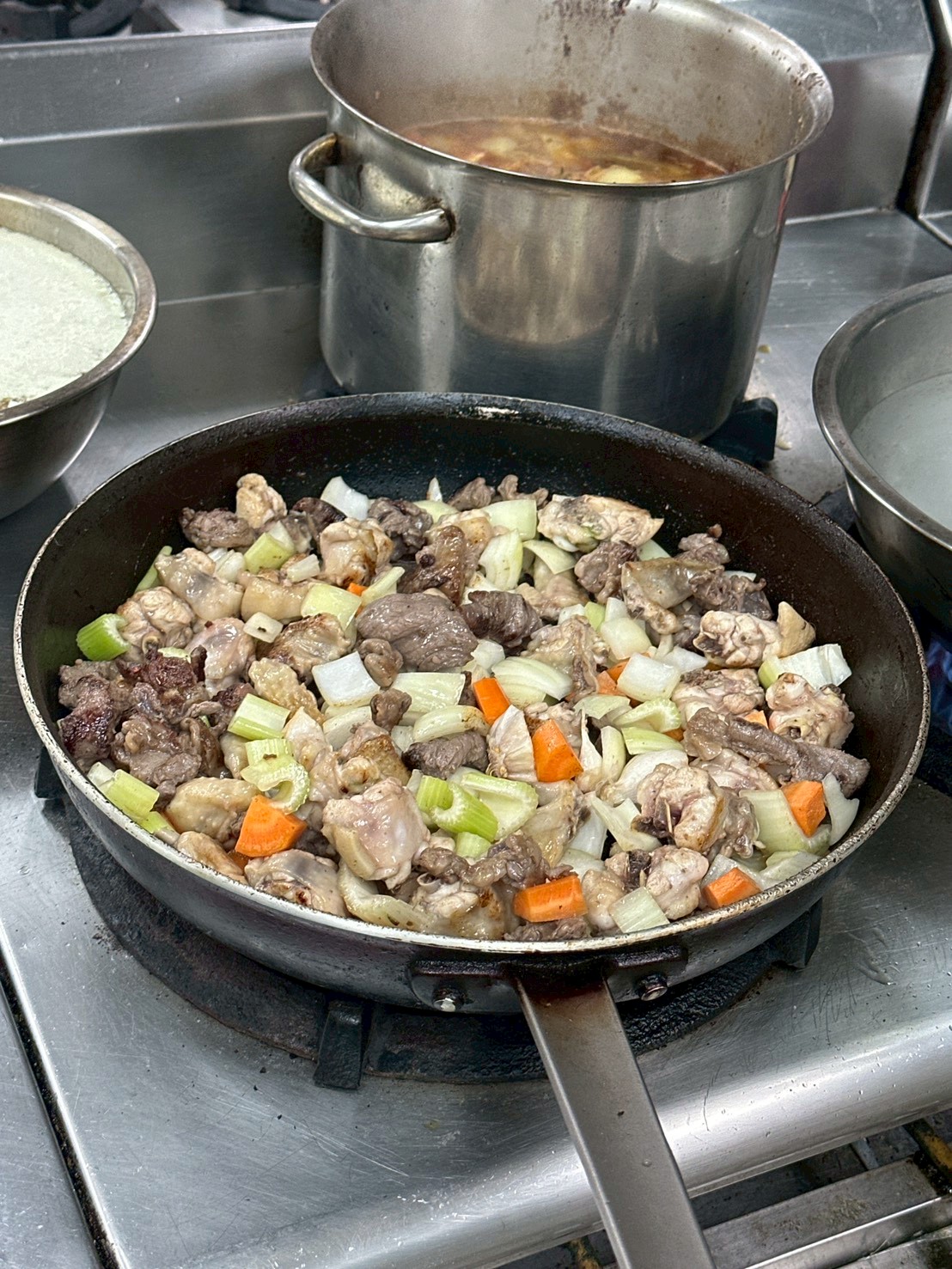 煎上色的雞肉加入蔬菜