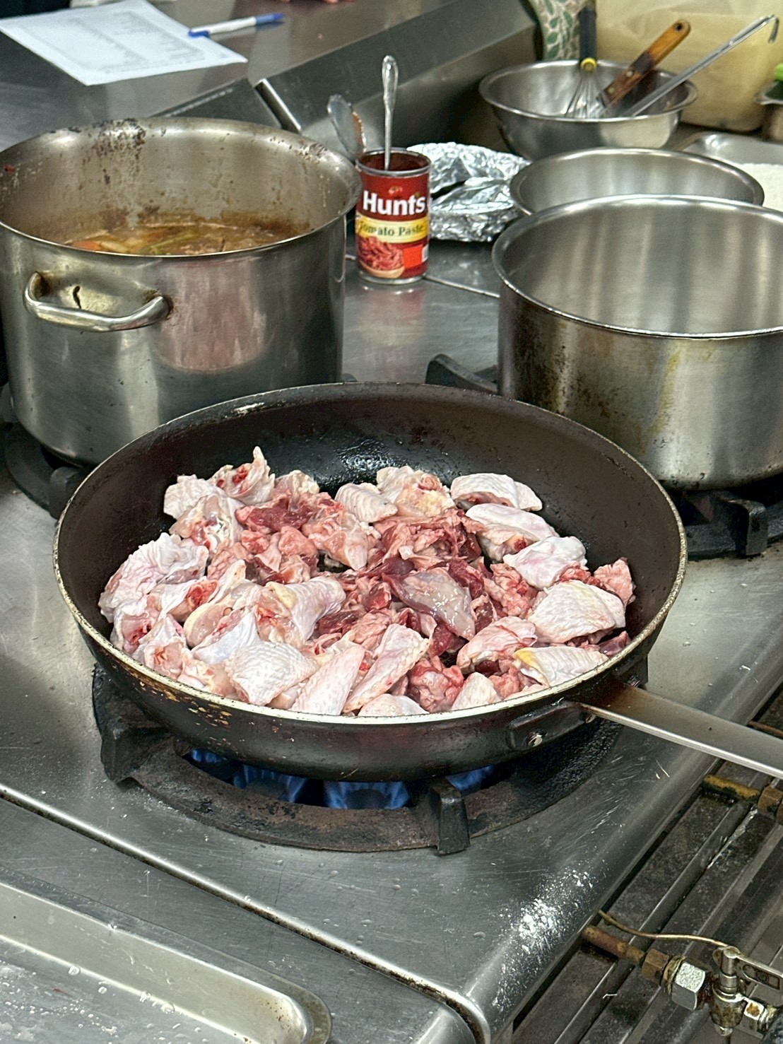 煎雞潠邊肉要做牛褐色醬汁