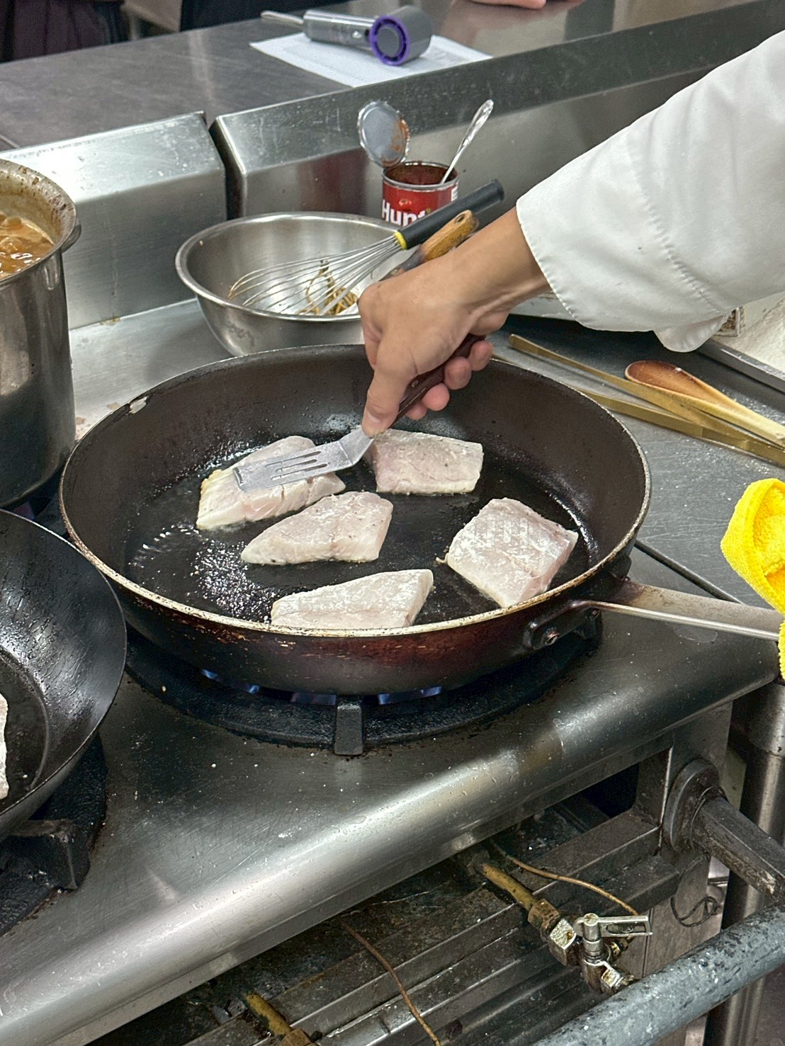 煎鱸魚的時候要壓