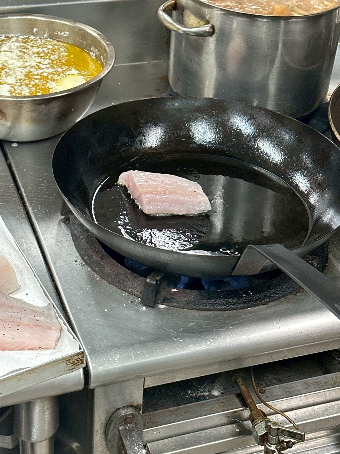 皮的那一面先煎