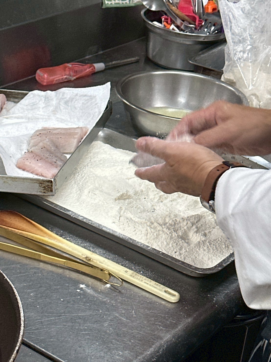 魚擦乾後可以用薄的麵粉吸水