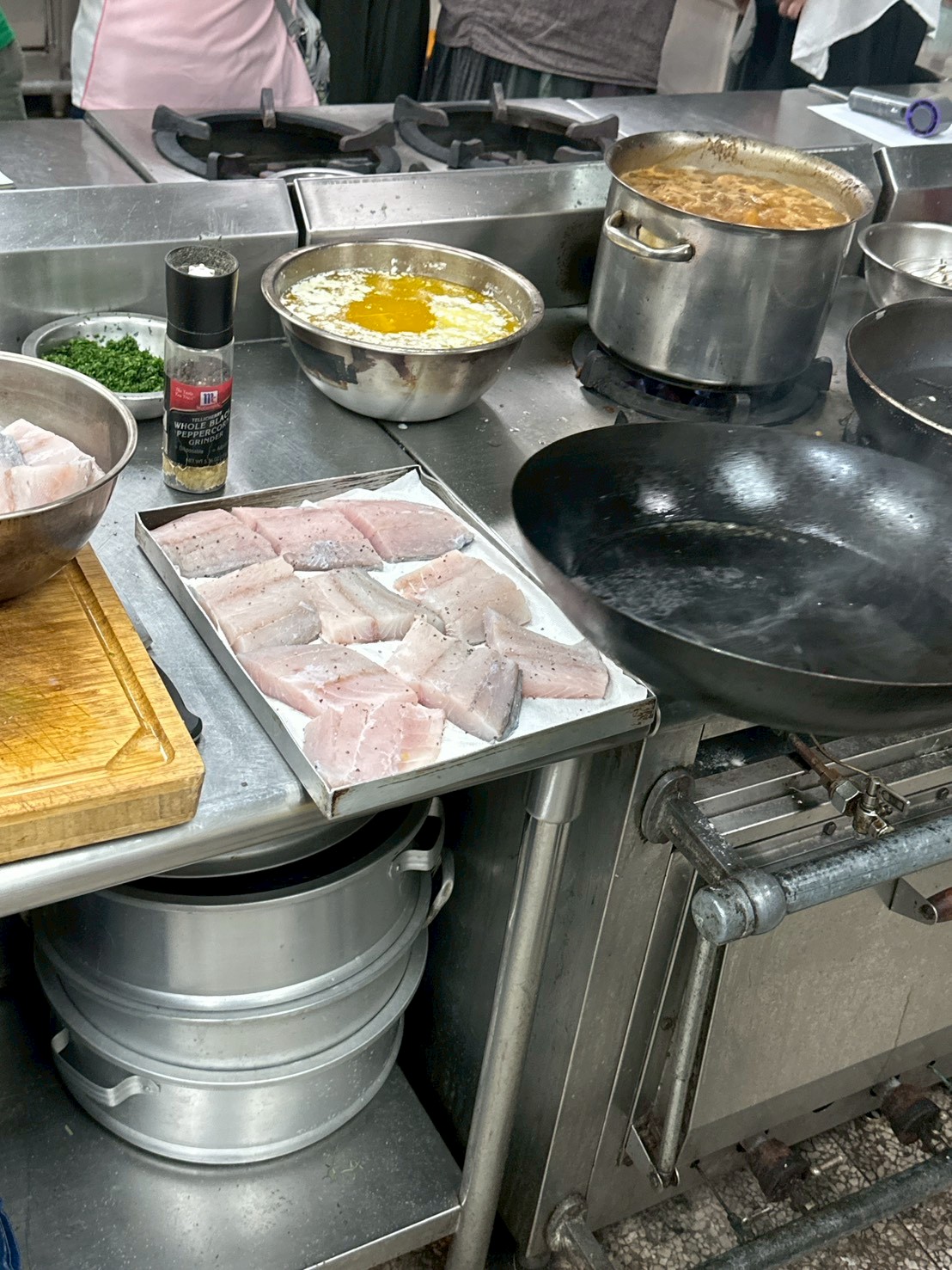 鱸魚撒上鹽巴和黑胡椒